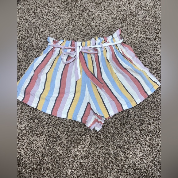Hollister Shorts with tie belt
Size large - Picture 1 of 4